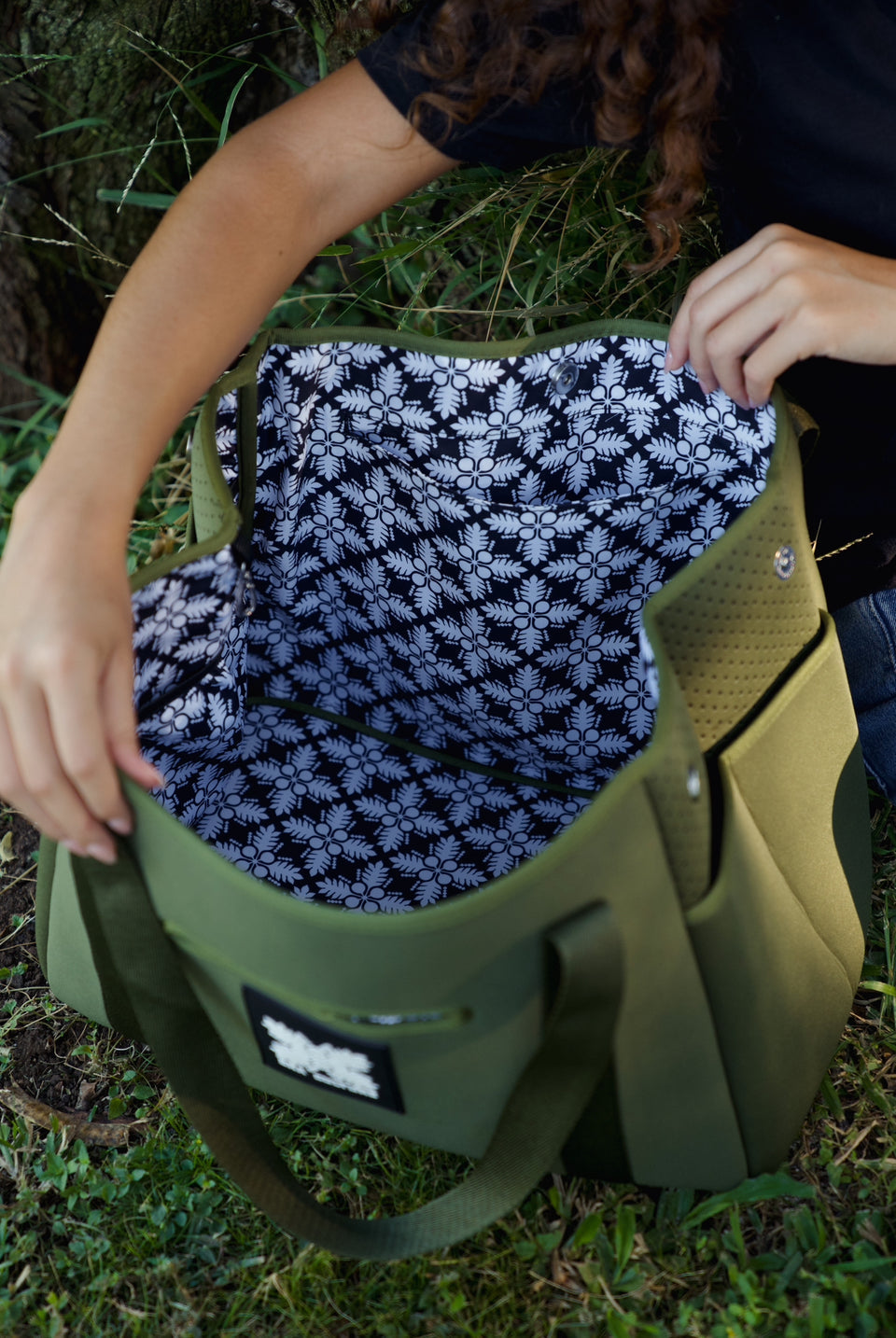 HIGH SOCIETY TOTE IN OLIVE - EHA